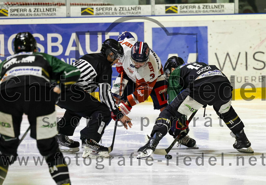 2023-03-07_018_TSV_Erding_gegen_ESC_Kempten | Erding, Deutschland, 07.03.2023:
Eishockey, Bayernliga Playoffs 2022 / 2023, Viertelfinale, TSV Erding gegen ESC Kempten, Endergebnis: 9:3

Timo Schirrmacher (ESC Kempten, #3), Sebastian Busch (Erding Gladiators, #11)

Foto: Christian Riedel / fotografie-riedel.net