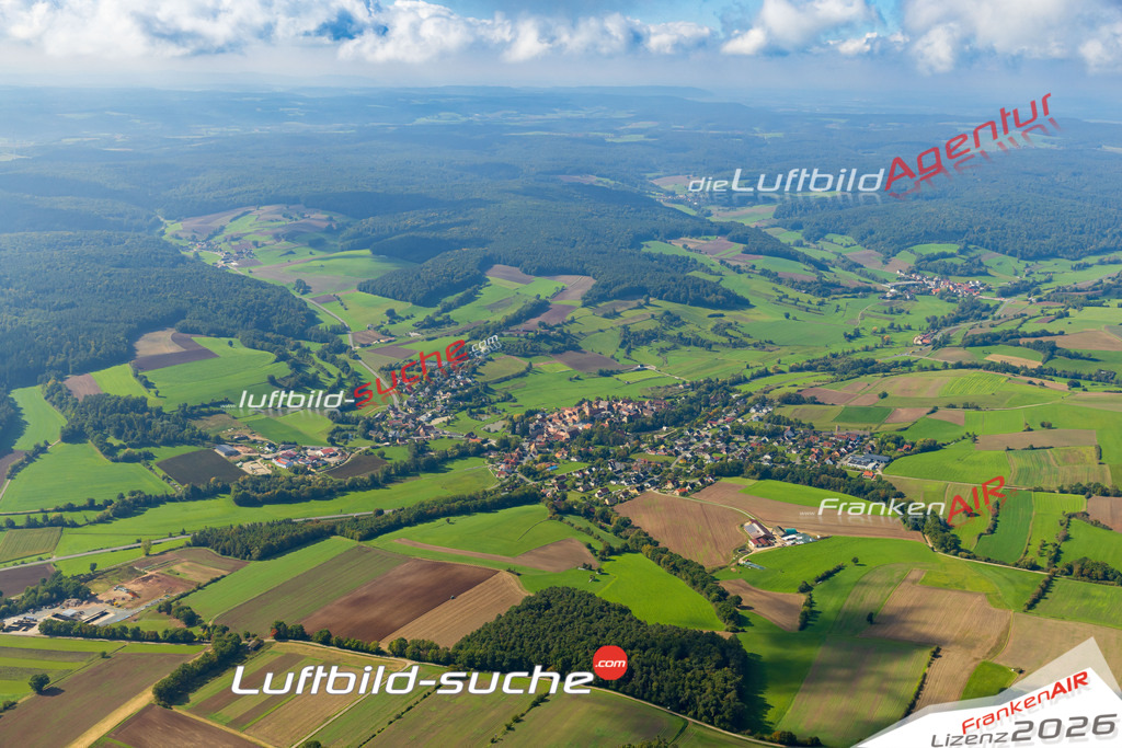 Luftaufnahme der Stadt Burgwindheim - Die Luftaufnahme wurde 2025 vom UL-Flugzeug heraus erstellt ( keine Drohne ) - Hochauflösende Luftaufnahme - für professionelle Ausdrucke geeignet. Die Geschenkidee !Mit Lizenz und Bildrechte bestellbar