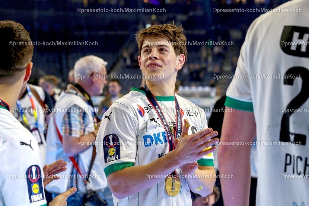 xSSCx19042602081 | 19.04.2026, xsscx, Handball, DHB-Pokal Lidl Final4, Finale, Füchse Berlin - Bergischer HC, Saison 2025 / 2026 Herren, Lanxess Arena, Köln: Die Mannschaft der Füchse Berlin feiert den Sieg im DHB-Pokal, Leo Prantner (Füchse Berlin #06)   Photo: xSandraxScherningxPressefotoKochx