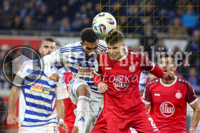 MSV Duisburg vs Rot-Weiss Essen - 3. Liga | Duisburg, Deutschland, 26.10.25:   Jesse Edem Tugbenyo (MSV Duisburg) und Michael Kostka (Rot-Weiss Essen) im Kampf um den Ball waehrend des Spiels der 3. Liga MSV Duisburg vs Rot-Weiss Essen in der schauinsland-reisen-arena(Foto von Brauer-Fotoagentur / Adrian Schlueter)