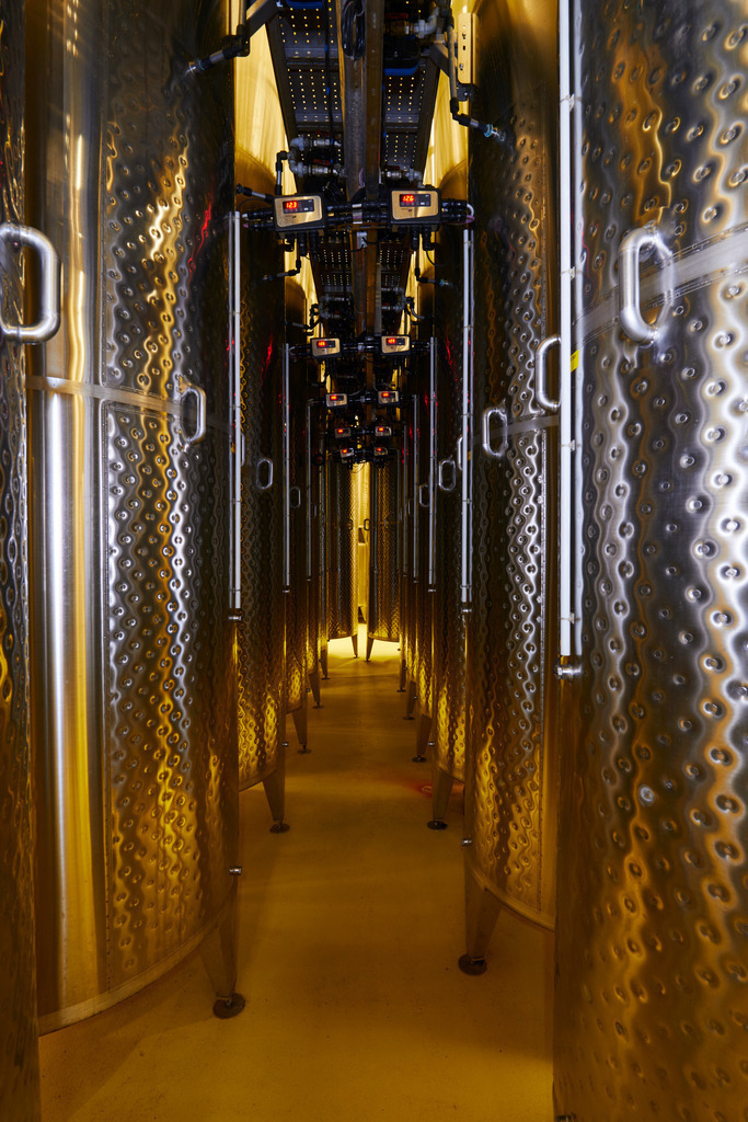 Weingut Wieninger Weinkeller | Wien, Austria - April 27, 2017: Weingut Wieninger, Stahltanks im modernen Weinkeller. - Realisiert mit Pictrs.com