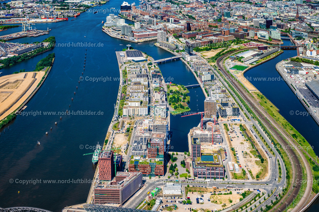 Hamburg_Baakenhafen_Hafencity_ELS_0587200625 | HAMBURG 16.06.2025 Baustellen für Wohn- und Geschäftshäuser im Baakenhafen entlang der der Baakenallee in der HafenCity in Hamburg, Deutschland. Weiterführende Informationen bei: AUG. PRIEN Bauunternehmung (GmbH & Co. KG),  BVE Bauverein der Elbgemeinden eG,  Baugenossenschaft Hamburger Wohnen eG,  Johann Daniel Lawaetz-Stiftung,  Richard Ditting GmbH & Co. KG,  bof architekten,  florian krieger - architektur und städtebau gmbh. // Construction sites for residential and commercial buildings in the Baakenhafen along the Baakenallee in HafenCity in Hamburg, Germany. Further information at: AUG. PRIEN Bauunternehmung (GmbH & Co. KG),  BVE Bauverein der Elbgemeinden eG,  Baugenossenschaft Hamburger Wohnen eG,  Johann Daniel Lawaetz-Stiftung,  Richard Ditting GmbH & Co. KG,  bof architekten,  florian krieger - architektur und staedtebau gmbh. Foto: Martin Elsen