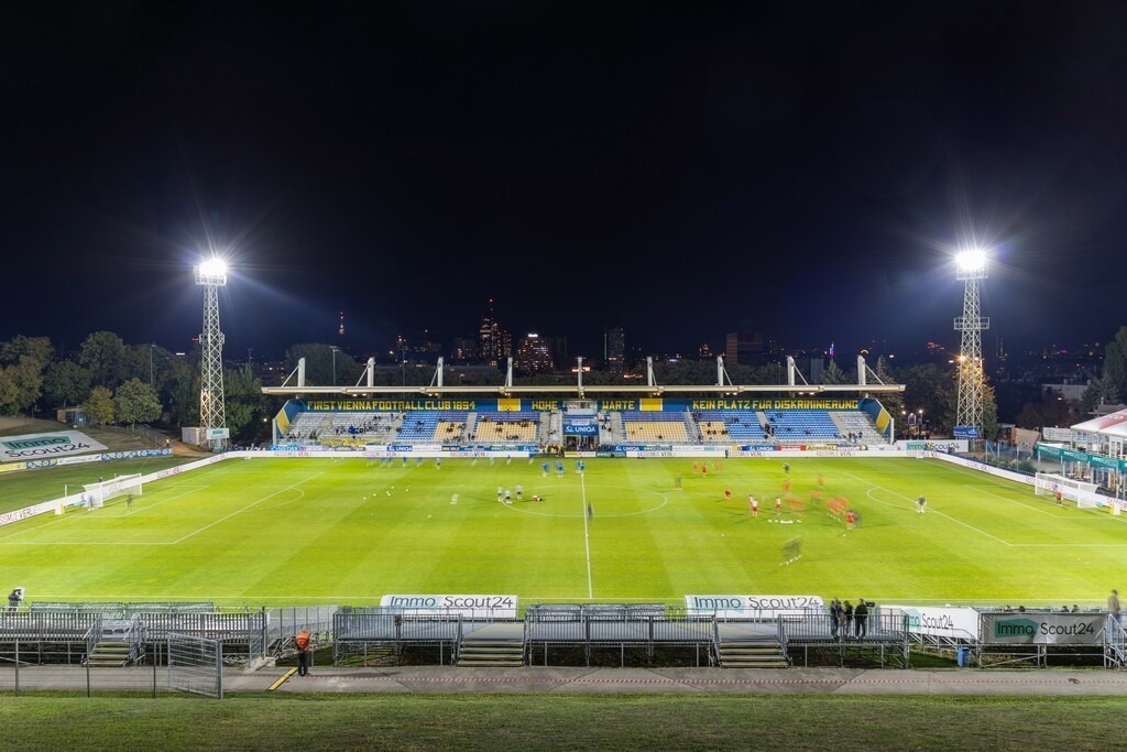 Impressionen der Naturarena Hohe Warte beim Heimspiel des First Vienna FC 1984 gegen SKN St. Pölten | Impressionen der Naturarena Hohe Warte beim Heimspiel des First Vienna FC 1984 gegen SKN St. Pölten / Panorama des Stadions bei Flutlicht, fotografiert von der Naturtibüne - Realisiert mit Pictrs.com