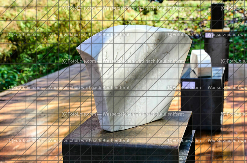 ALP1451_TdoA-NOe_SteinSkulpturen_Carrara-Marmor | (C)FotoLois.com, Alois Spandl, NÖ-Tage der offenen Ateliers, STEINSKULPTUREN von Maria HEINRICH, präsentiert im rothschild'schen Glassalon - am Sonntag mit musikalischer Untermalung von LIUNZE BRASS - sozusagen 'Das klingende offene Atelier der Steinskulpturen' in Langau/Maierhöfen, So 16. Oktober 2022.