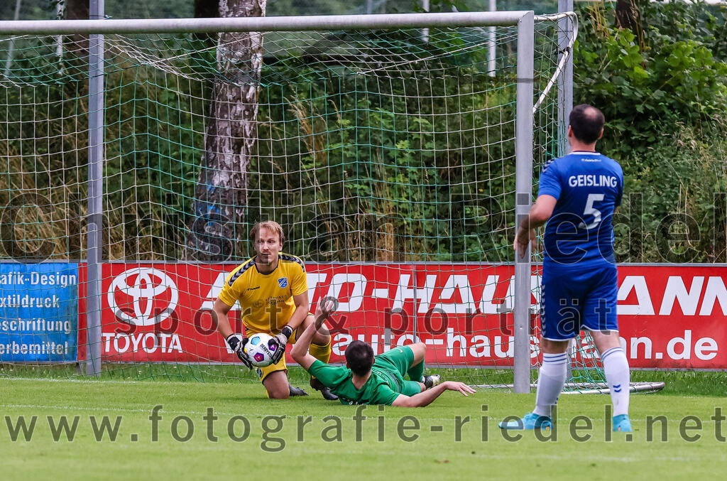 2023-08-04_069_FC_Forstern_gegen_FC_Langengeisling_II | Forstern, Deutschland, 04.08.2023:
Fußball, Kreisklasse 2023 / 2024, 1. Spieltag, FC Forstern gegen FC Langengeisling II, Endergebnis: 2:1

Torwart Christian Bernhardt (FC Langengeisling, #1), Tobias Keserü (FC Forstern, #6), Ferdinand Zink (FC Langengeisling, #5)

Foto: Christian Riedel / fotografie-riedel.net