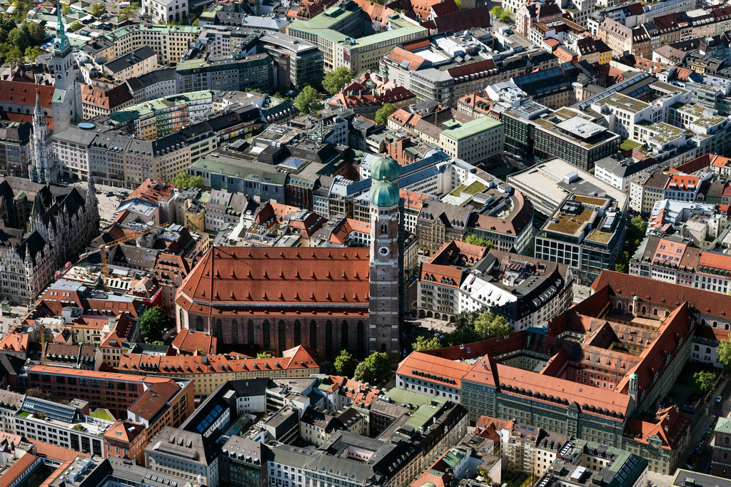 dr__0052754.jpg | MüNCHEN 07.05.2020 Frauenkirche im Altstadt- Zentrum von München im Bundesland Bayern. Der dreischiffige spätgotische Backsteinbau steht neben dem Neuen Rathaus und ist ein bedeutendes Wahrzeichen der Landeshauptstadt. Der Dom zu Unserer Lieben Frau ist auch als Liebfrauendom bekannt. Auf dem Bild sind Reste des Gerüstes am Südturm nach dessen Sanierung zu sehen. // Church building of the Frauenkirche in the old town in Munich in the state Bavaria, Germany. Foto: Daniel Reiter