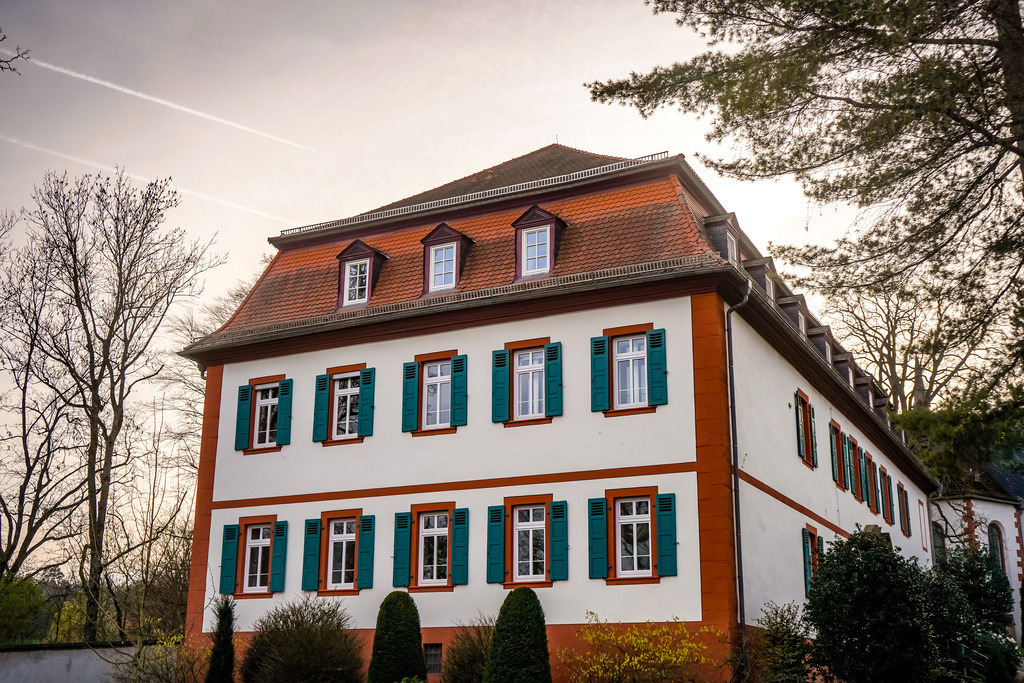 Engelshaus - Altenstadt | Im Mittelalter entstanden in der östlichen Wetterau Klosterbauten verschiedenster Ordenshäuser. Einige Anlagen überdauerten die Zeiten und prägen auch heute noch die Region. Während die meisten Bauten mittlerweile andere Zwecke erfüllen, trifft man in manchen auch 2024 Jahre nach Christus Ordensleute an. - Realisiert mit Pictrs.com