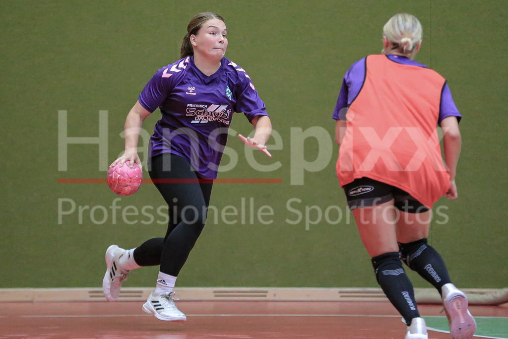 Handball, 2. Bundesliga Frauen, Training SV Werder Bremen | v.li.: Madita Probst (SV Werder Bremen, 10) am Ball, Spielszene, Aktion, Action
