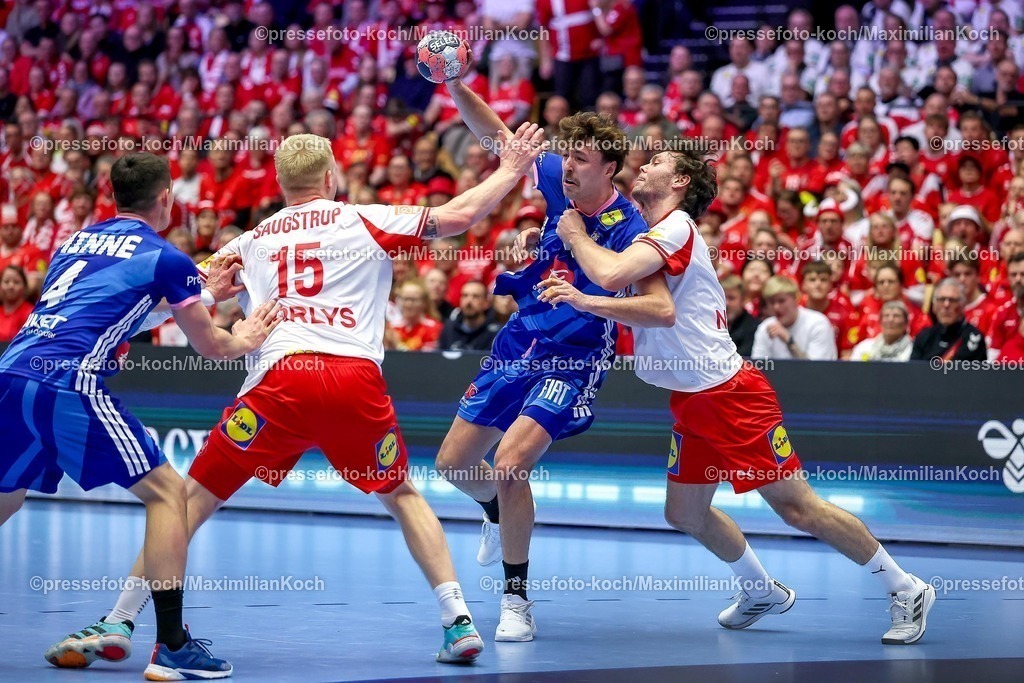 EHF22012603096 | 22.01.2026, Handball, Men's EHF EURO 2026, Frankreich - Dänemark, Jyske Bank Boxen in Herning, Dänemark, Main Round:  Thibaud Briet (France #39) im Zweikampf gegen   Magnus Saugstrup Jensen (Denmark #15)  Niclas Vest Kirkelokke (Denmark #03)