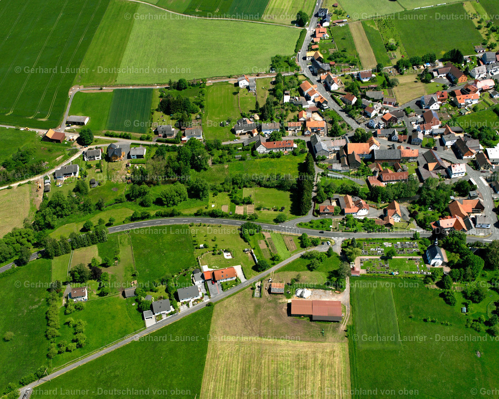 2615807 | VADENROD 09.06.2006 Ortsansicht am Rande von landwirtschaftlichen Feldern und Nutzflächen  in Vadenrod im Bundesland Hessen, Deutschland // Village view on the edge of agricultural fields and land  in Vadenrod in the state Hesse, Germany Foto: Gerhard Launer
