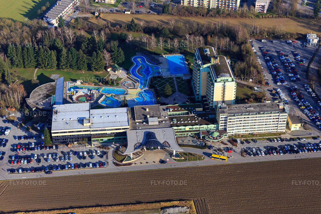 Luftbild: Johannesbad Therme Bad Füssing mit Massageschule und Fachklinik Bad Füssing im Ortsteil Würding in Bad Füssing im Bundesland Bayern in Deutschland.Foto: IMG_096097.jpg vom 29.12.2016 durch Werner Riehm/FLY-FOTO.deJohannesbad Therme - Bad Füssings ThermenjuwelMassageschule Bad Füssing | Masseur und med. Bademeister
