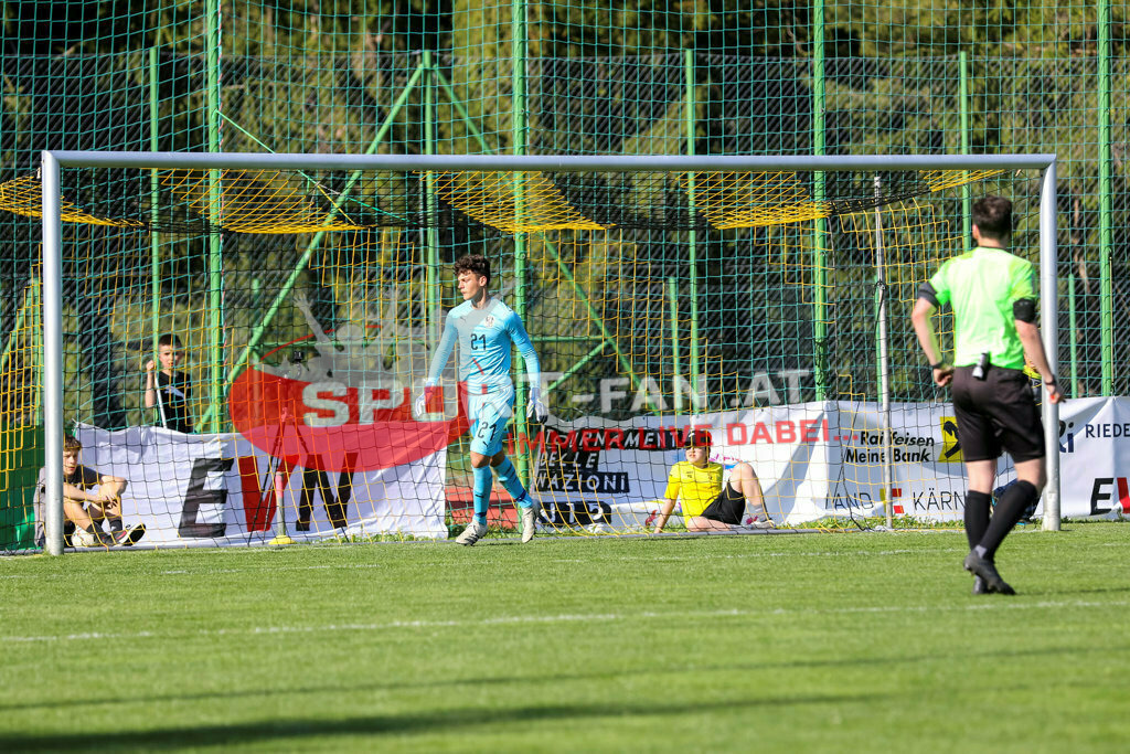 AUSTRIA U15 - MEXICO U15 | CHRISTIAN ZAWIESCHITZKY (Austria #21) Gadler Philip (Referee) ; AUSTRIA U15 - MEXICO U15 am 29.04.2022 in Arnoldstein
(Sportplatz), AUSTRIA, (Photo by Ernst Krawagner sport-fan.at) - Realisiert mit Pictrs.com