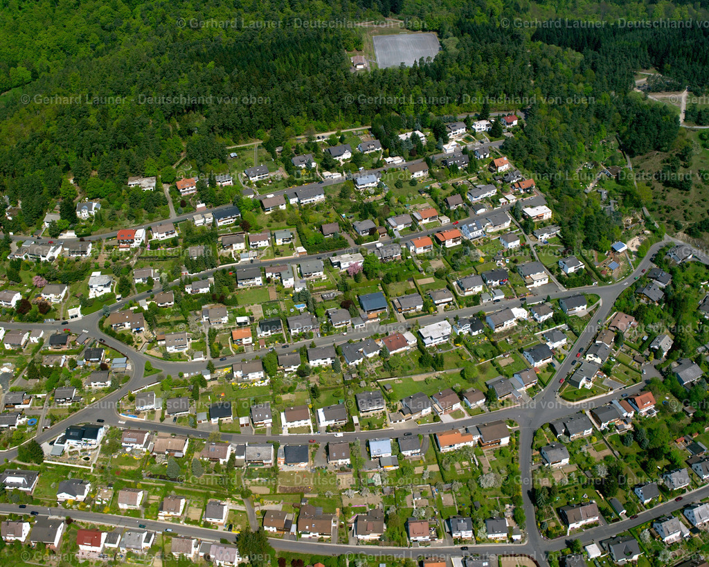 2610098 | UCKERSDORF 09.06.2006 Ortsansicht der Straßen und Häuser der Wohngebiete in Uckersdorf im Bundesland Hessen, Deutschland // Town View of the streets and houses of the residential areas in Uckersdorf in the state Hesse, Germany Foto: Gerhard Launer
