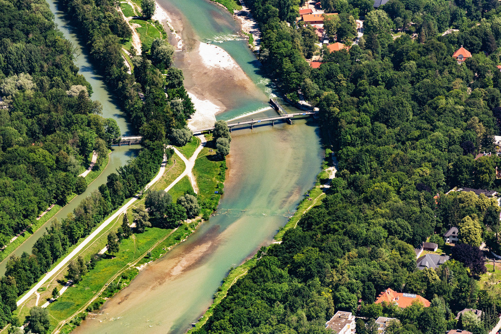 dr__0024756.jpg | MüNCHEN 24.06.2019 Fluß - Brückenbauwerk Marienklauenbrücke am Flussverlauf der Isar in München im Bundesland Bayern, Deutschland. // River - bridge construction Marienklauenbruecke on Flussverlauf of Isar in Munich in the state Bavaria, Germany. Foto: Daniel Reiter
