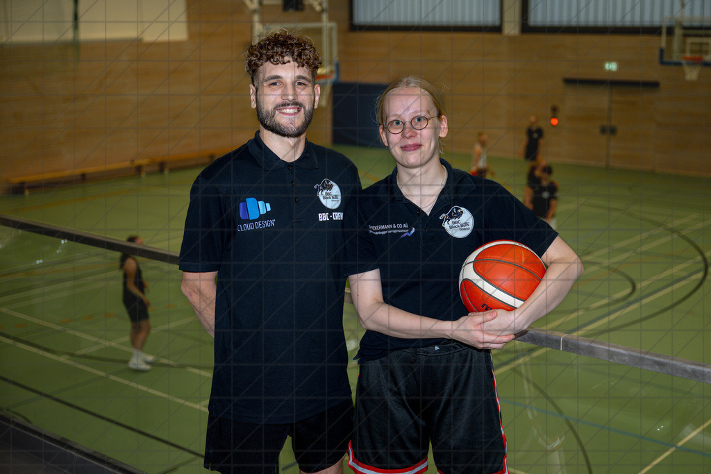 2. DBBL Nord 25/26 | Saisonvorbereitung des BBC Osnabrück | Die zwei für die Seitenlinie: GROSS Radion (BBC Osnabrück HC ab Saison 25/26) und BONIN Tabea (BBC Osnabrück #AC) //  Osnabrück / Deutschland / 26.06.25: 2. DBBL Nord 25/26 | Saisonvorbereitung des BBC Osnabrück //   CREDIT:www.bullenfotos.de, Martin König, Hörner Weg 40, D-49078 Osnabrück, +4917663732967 // Nutzung und Weitergabe nur zu den vereinbarten Zwecken. Presseanfragen an Ersteller. Alle Rechte beim Ersteller. Honorierung nach MFM. - Realisiert mit Pictrs.com