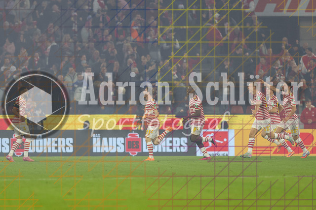 1. FC Köln vs Hamburger SV - 1. Bundesliga  | Köln, Deutschland, 02.11.25:   Florian Kainz (1. FC Köln) Torjubel, jubelt nach seinem Treffer zum 2 waehrend des Spiels der Bundesliga zwischen  1. FC Köln vs Hamburger SV in der RheinEnergieStadion(Foto von Brauer-Fotoagentur / Adrian Schlueter)