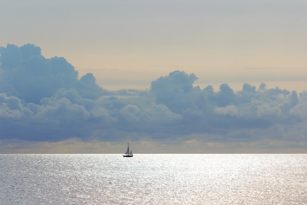 Wandbild: Silberspur – Freiheit am Horizont | Ein Moment zeitloser Freiheit. Dieses beeindruckende Motiv fängt ein einsames Segelboot auf der glitzernden Ostsee ein. Das Spiel des Lichts verwandelt die Wasseroberfläche in ein Meer aus flüssigem Silber, während sich im Hintergrund majestätische Wolkenformationen auftürmen. Eine Komposition von seltener Eleganz und Tiefe, die das Fernweh weckt und gleichzeitig eine tiefe, meditative Ruhe ausstrahlt. Ein echtes Highlight für jeden Liebhaber maritimer Ästhetik. - Realisiert mit Pictrs.com