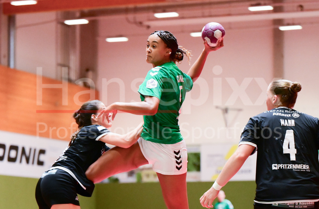 Handball, 2. Bundesliga Frauen, SV Werder Bremen - Kurpfalz Bären | Naomi Conze (SV Werder Bremen, 5) beim Abwurf, am Ball, Spielszene, Aktion, Action