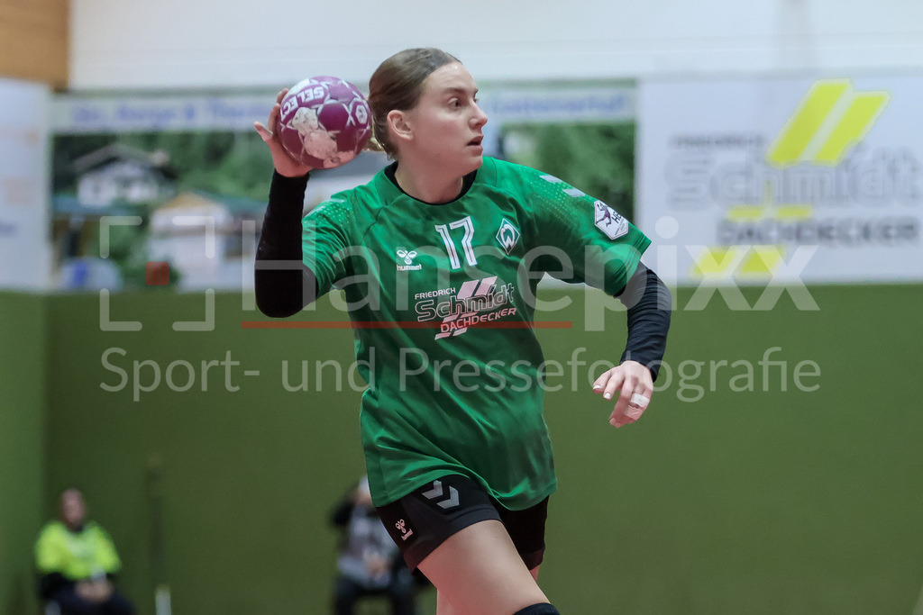 Handball, 2. Bundesliga Frauen, SV Werder Bremen - TSG 1846 Mainz-Bretzenheim | v.li.: Meike Becker (SV Werder Bremen, 17) am Ball, Spielszene, Aktion, Action
