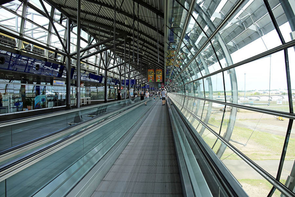 Foto: Leipzig - Flughafen Leipzig-Halle | Das Team hinter BILDLEXIKON LEIPZIG bündelt historische wie aktuelle Informationen über die Stadt Leipzig in Text und Bild auf einer Plattform und stellt diese der interessierten Öffentlichkeit zur Verfügung.