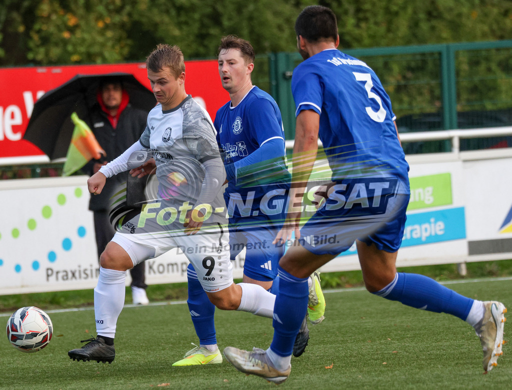 TuS Bruchmühlen - Bünder SV | Auf dem Bild zu sehen: blau TuS Bruchmühlen v.l.: Alexander Nowak, Michael Wessel ; weiß Bünder SV: Robin Luca WolfTuS Bruchmühlen, Bünder SV, Saison 26/27, Kreisliga A, Bruchmühlen, Deutschland - Realisiert mit Pictrs.com