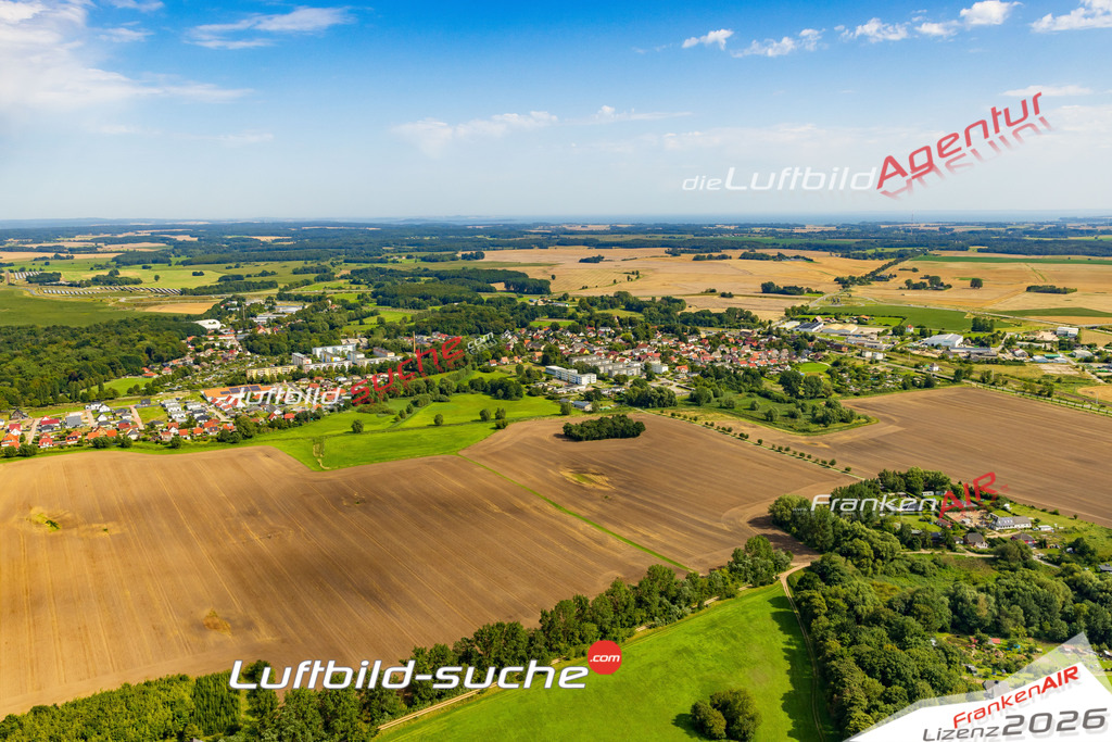Klassische Luftaufnahme ohne Drohne zeigt:Plüggentin bei Samtens - Die Luftbildaufnahme wurde 2025 vom UL-Flugzeug heraus erstellt ( keine Drohnenaufnahme ) - Hochauflösende Luftaufnahme -Nicht vergleichbar mit Google Maps oder Satelittenbilder- Die Geschenkidee !Mit Lizenz und Bildrechte bestellbar