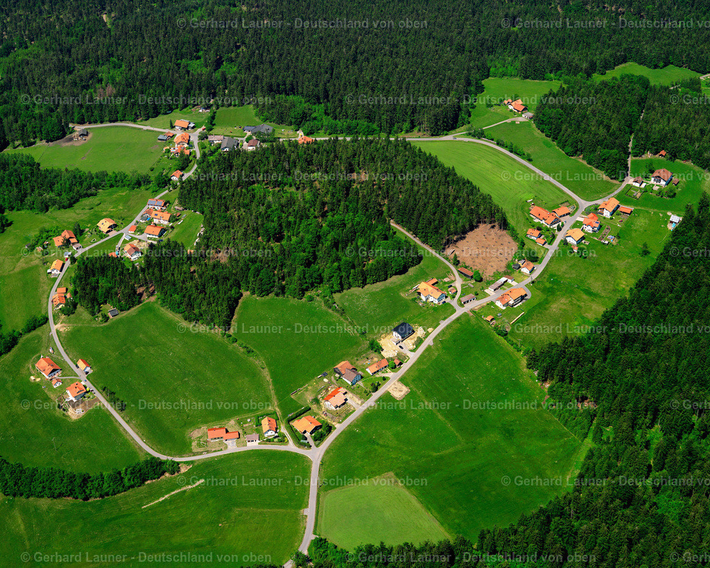 2724145 | HOLZFREYUNG 19.05.2007 Landwirtschaftliche Nutzflächen und Feldgrenzen  umsäumen das Siedlungsgebiet des Dorfes in Holzfreyung im Bundesland Bayern, Deutschland // Agricultural land and field boundaries surround the settlement area of the village  in Holzfreyung in the state Bavaria, Germany Foto: Gerhard Launer
