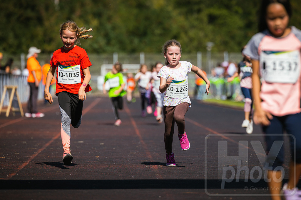 16. Hoywoj-CityLauf im Sportforum Hoyerswerda - 16.09.2023 | 1km VBH-Grundschul-Lauf 2. Klassen - Realisiert mit Pictrs.com