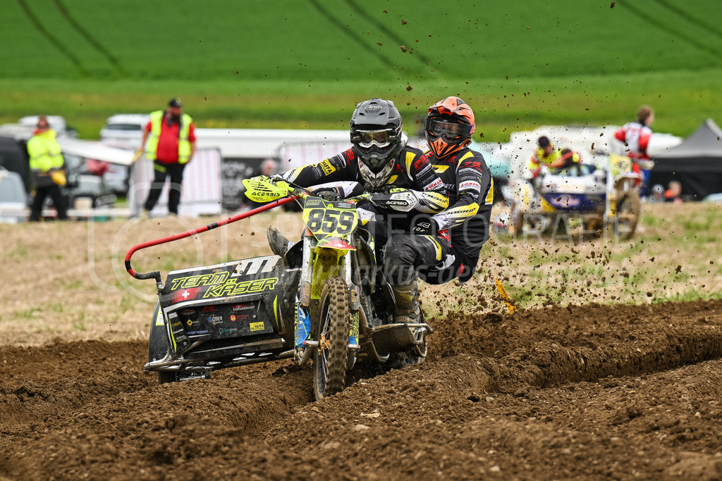 Motocross Schlatt bei Winterthur - 30. April 2023 | #859 Kaeser Nevio / Kaeser Jano aus Schweizersholz (CH) auf Wsp Ktm in der Kategorie Seitenwagen am Motocross Schlatt bei Winterthur, 30. April 2023. 
Instagram: @mx_schlatt | @mc_wila | @sam_schweiz
Bild: Sportfotografie Markus Aeschimann | www.markus-aeschimann.ch - Realisiert mit Pictrs.com
