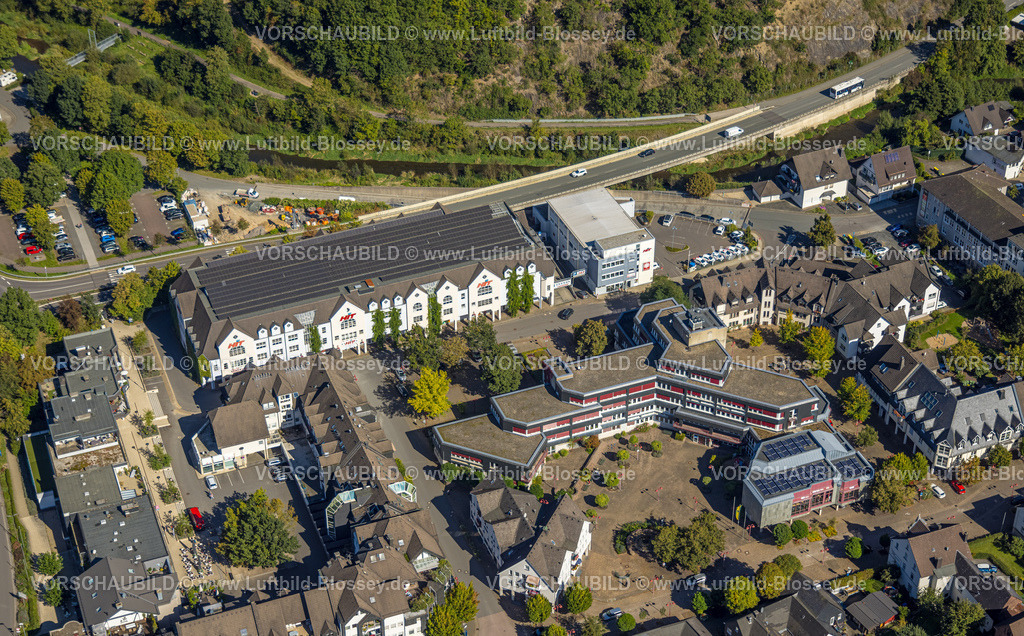 Lennestadt230910053Altenhundem | Luftbild, Stadtverwaltung, Thomas-Morus-Platz, HIT Einkaufszentrum, Lennebrücke, Altenhundem, Lennestadt, Sauerland, Nordrhein-Westfalen, Deutschland