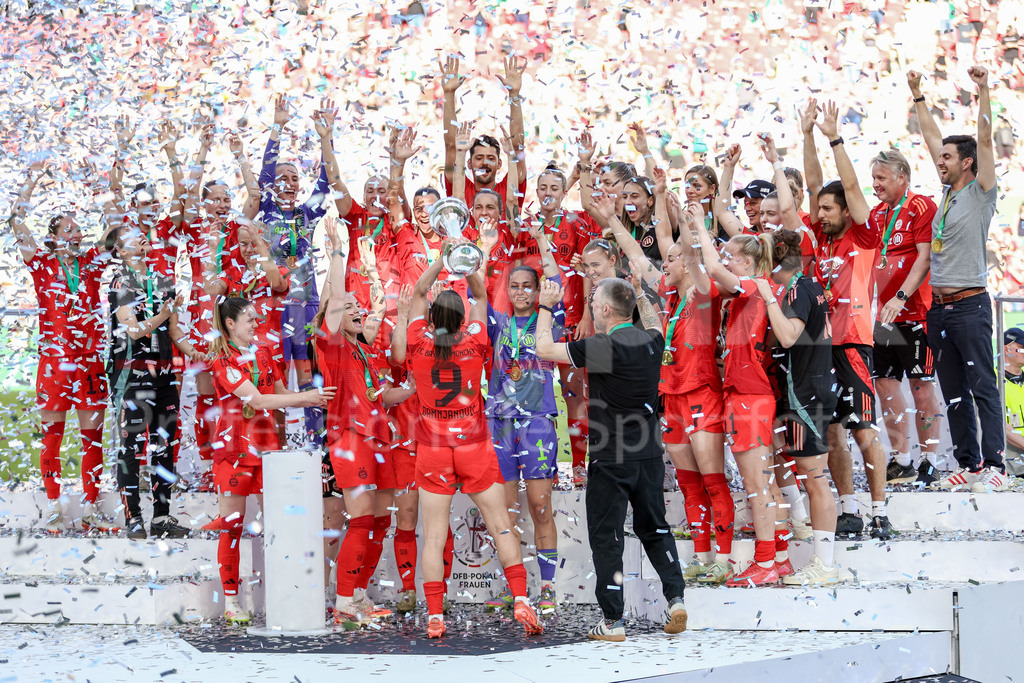 Fussball, DFB-Pokal Finale Frauen, FC Bayern München - SV Werder Bremen | Spielerinnen vom FC Bayern München mit dem DFB-Pokal, halten den Pokal hoch, zeigen den Pokal, Jubel über den Pokalsieg, Freude, Lachen, Stimmung, feiern, Emotion, DIE DFB-RICHTLINIEN UNTERSAGEN JEGLICHE NUTZUNG VON FOTOS ALS SEQUENZBILDER UND/ODER VIDEOÄHNLICHE FOTOSTRECKEN. DFB REGULATIONS PROHIBIT ANY USE OF PHOTOGRAPHS AS IMAGE SEQUENCES AND/OR QUASI-VIDEO.