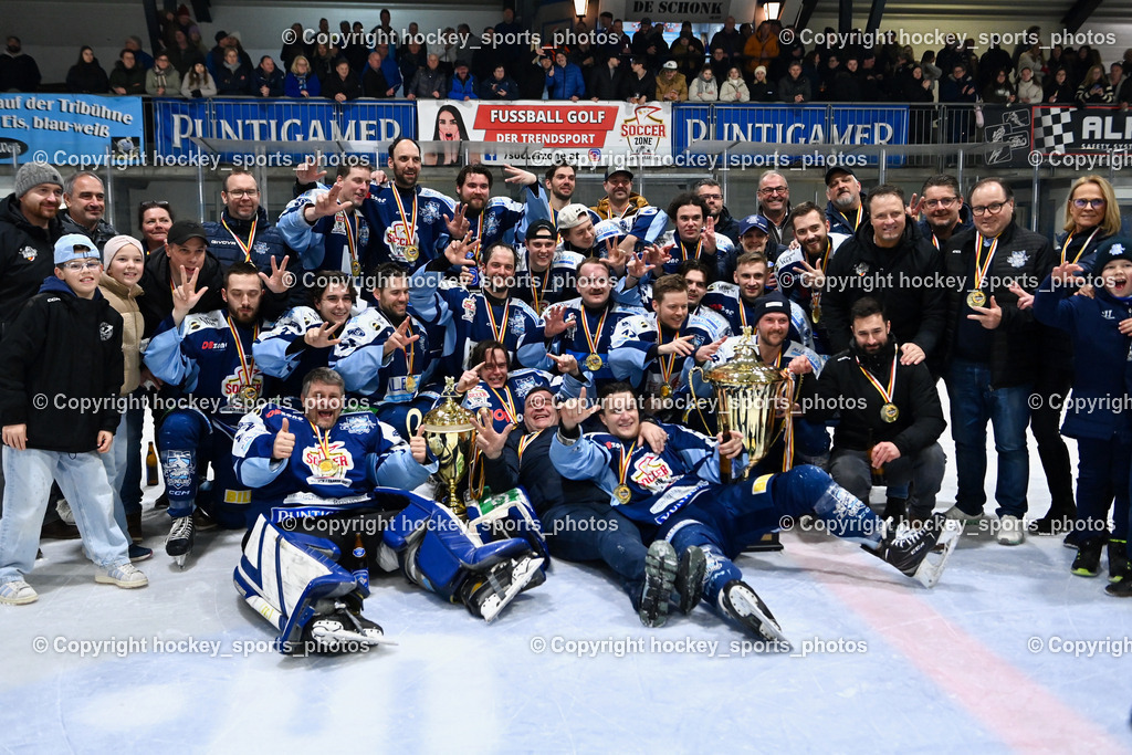ESC SOCCERZONE STEINDORF vs. 1. EHC Althofen | ESC Steindorf Mannschaftsfoto Meister, ESC SOCCERZONE STEINDORF vs. 1. EHC Althofen, Siegerehrung ESC SOCCERZONE STEINDORF & 1. EHC Althofen am 08.03.2025 in Steindorf (Ossiachersee Halle), Austria, (Photo by Bernd Stefan)
