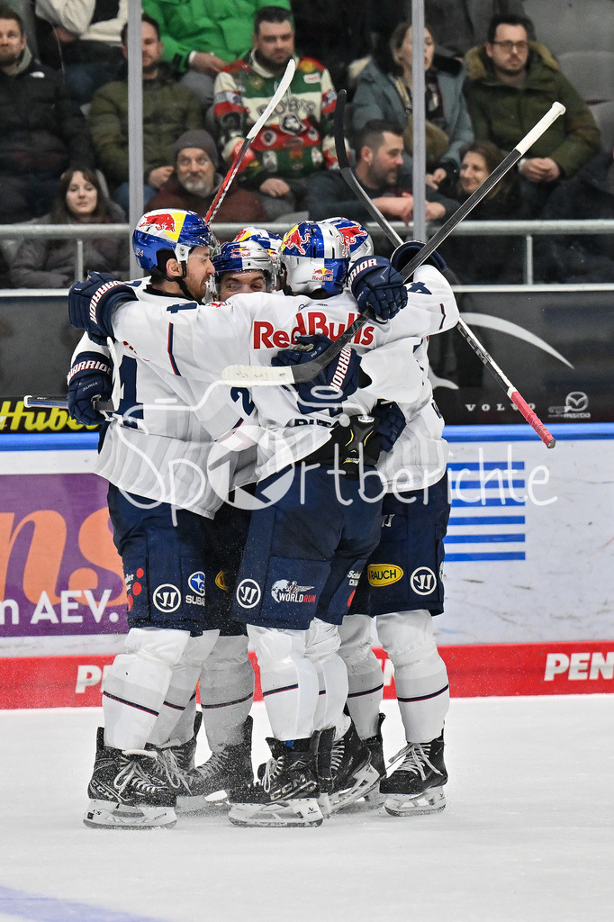 Augsburger Panther - EHC RB München | Grenzeloser Jubel der Gaeste nach dem Treffer zum 4-5 durch Christopher DESOUSA (EHC RB Muenchen 82) / Freude / happy / tor / Torschuetze / DEL: Augsburger Panther - EHC RB Muenchen, Curt Frenzel Stadion am 16.01.2025