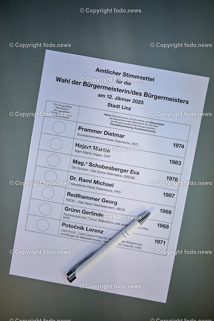 Linz_ Wahlkarte Buergermeisterwahl_ 21.12.2024-6 | 21.12.2024, Linz, AUT, Wahlkarte, im Bild Themenbild, Briefwahl, Buergermeisterwahl Linz 2025, Buergermeisterkanditat, Oberoesterreich, Politik, Post, Postzustellung, Stimmabgabe, Briefwahl, Wahlbeteiligung, Wahlkarte, Wahlrecht, Wahlumschlag, Wahlunterlagen, Wahlzettel, Amtlicher Stimmzettel