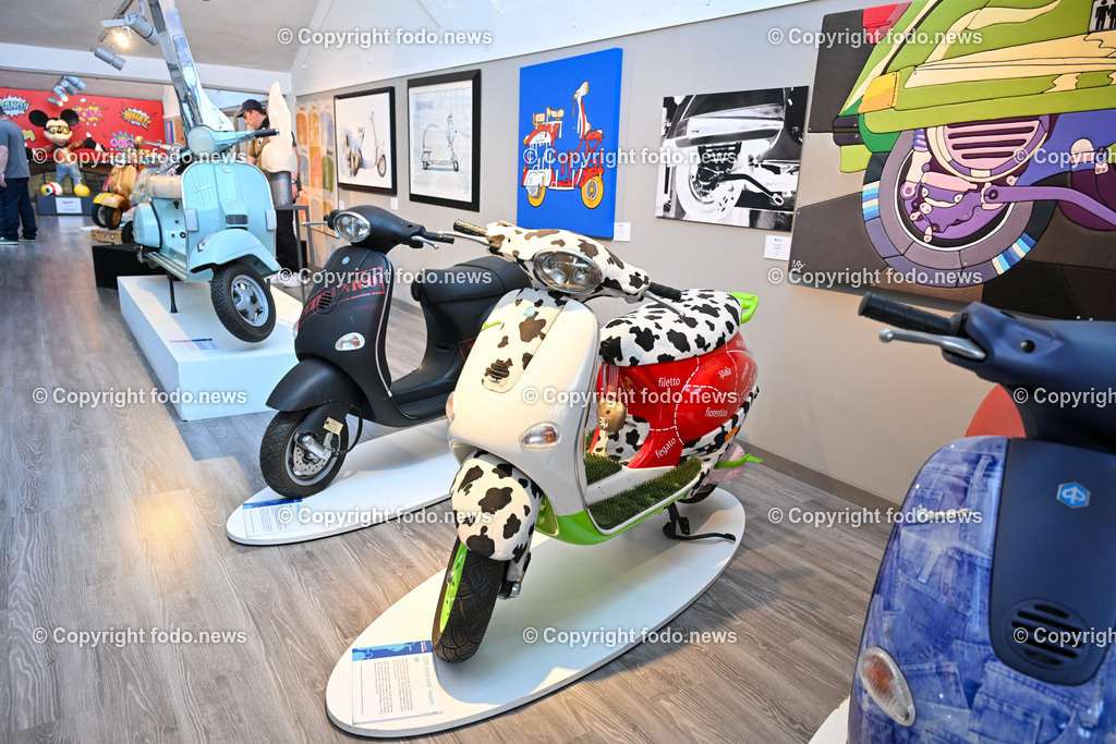 Italien_ Toskana_ Provinz Pisa_ Pontedera_ Vespa_ 29.05.2024-43 | 29.05.2024, Italien, ITA, Toskana, Pontedera im Bild Piaggio, Vespa, Museum

Piaggio ist ein italienischer Fahrzeughersteller mit Sitz in Pontedera. Das Unternehmen produziert verschiedene Mofas und Motorroller, unter anderem die Vespa, das Lastendreirad Ape sowie den Kleintransporter Porter. Zum Konzern gehören auch die Motorradmarken Aprilia, Derbi, Gilera, Laverda und Moto Guzzi. 
Quelle: Wikipedia