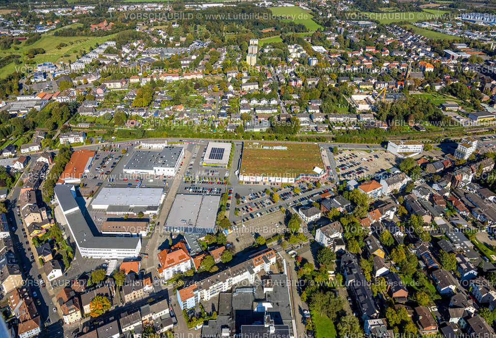 Witten241000372 | Luftbild, Einkaufszentrum Westfalenstraße mit Kaufland, Netto und DM Supermarkt, Stadt Witten Technisches Rathaus, Wohngebiet Freiligrathstraße, rechts Baustelle für neues Bildungsquartier und Erlöserkirche, Annen, Witten, Ruhrgebiet, Nordrhein-Westfalen, Deutschland