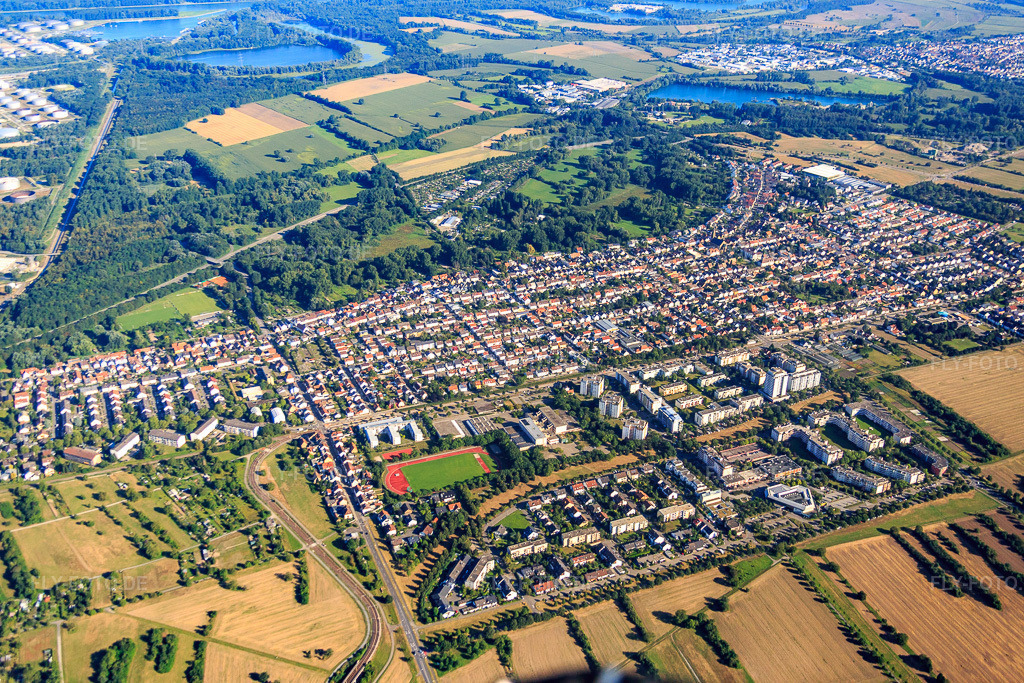 Luftbild: Stadtansicht aus Südosten im Ortsteil Neureut in Karlsruhe im Bundesland Baden-Württemberg in Deutschland. Foto: IMG_093052.jpg vom 13.08.2016 durch Werner Riehm/FLY-FOTO.de