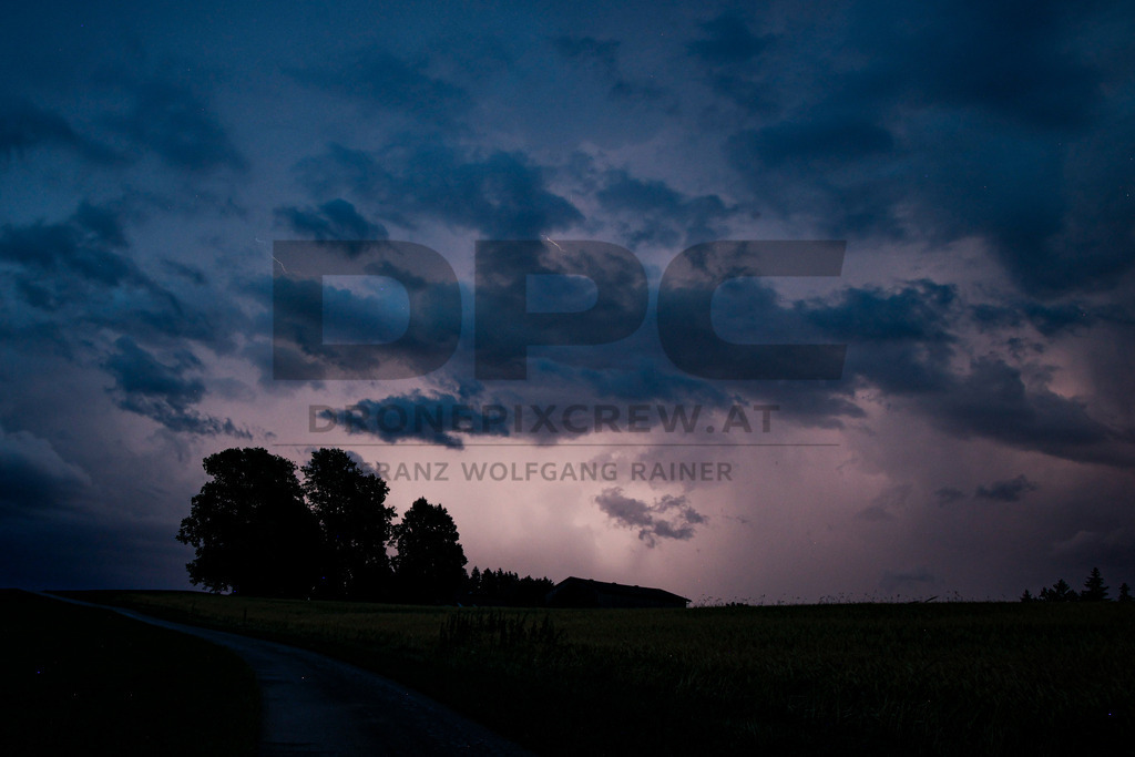 Blitze und Unwetter | Dramatische Gewitterstimmung mit Blitzen am Nachthimmel. Dunkle Wolken und intensive Lichtstimmungen zeigen die Kraft eines herannahenden Unwetters in eindrucksvoller Atmosphäre. - Realisiert mit Pictrs.com
