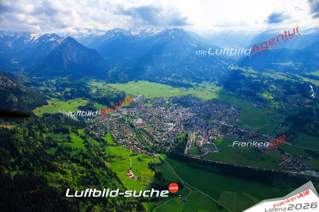 Die Luftaufnahme der Stadt Oberstdorf wurde vom UL-Flugzeug heraus erstellt ( keine Drohne )- hohe Auflösung für beste Qualität
