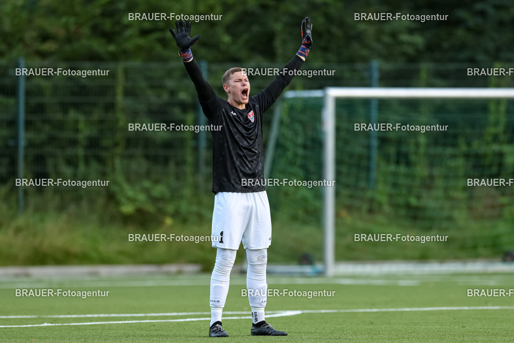 1_KFCWAT_20250723_1034.JPG -  - KFC Uerdingen - SG Wattenscheid 09 - Testspiel | Krefeld, Deutschland, 23.07.25: Torwart Jonas Holzum (KFC Uerdingen) gestikuliert, Gestik waehrend des Testspiel Spiels zwischen KFC Uerdingen - SG Wattenscheid 09 in der Covestro Sportpark am 23. July 2025 in Krefeld, Deutschland. (Foto von Stefan Brauer/Brauer-Fotoagentur)