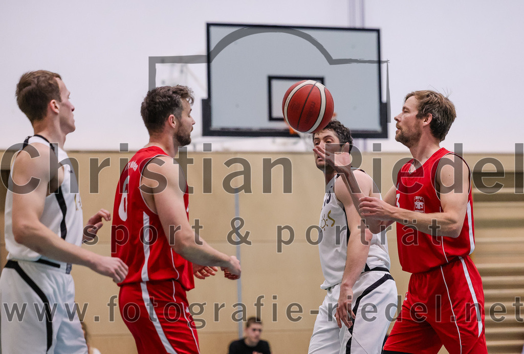 2025-12-06_073_TSV_Vaterstetten_gegen_MTV_1879_Muenchen | Vaterstetten, Deutschland, 06.12.2025:Basketball, 2. Regionalliga Süd 2025 / 2026, 9. Spieltag, TSV Vaterstetten gegen MTV 1879 München, Endergebnis: 58:83Nick Amon Amonsen (MTV 1879 München, #6), Leon Gottlöber (TSV Vaterstetten, #15), Julius Christoph Haag (MTV 1879 München, #3)Foto: Christian Riedel / fotografie-riedel.net