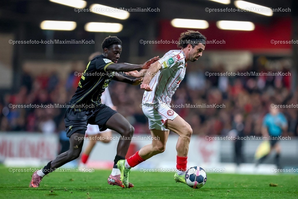 FKo26022601062 | 26.02.2026, Fußball, Landespokal Mittelrhein, SC Fortuna Köln - TSV Alemannia Aachen, Südstadion, Viertelfinale Bitburger-Pokal, Saison 2025 2026: David Kamm Al-Azzawe&nbsp; (SC Fortuna Köln #15) im Zweikampf gegen  Omar Sillah (Alemannia Aachen #42)  DFB regulations prohibit any use of photographs as image sequences and or quasi-video.