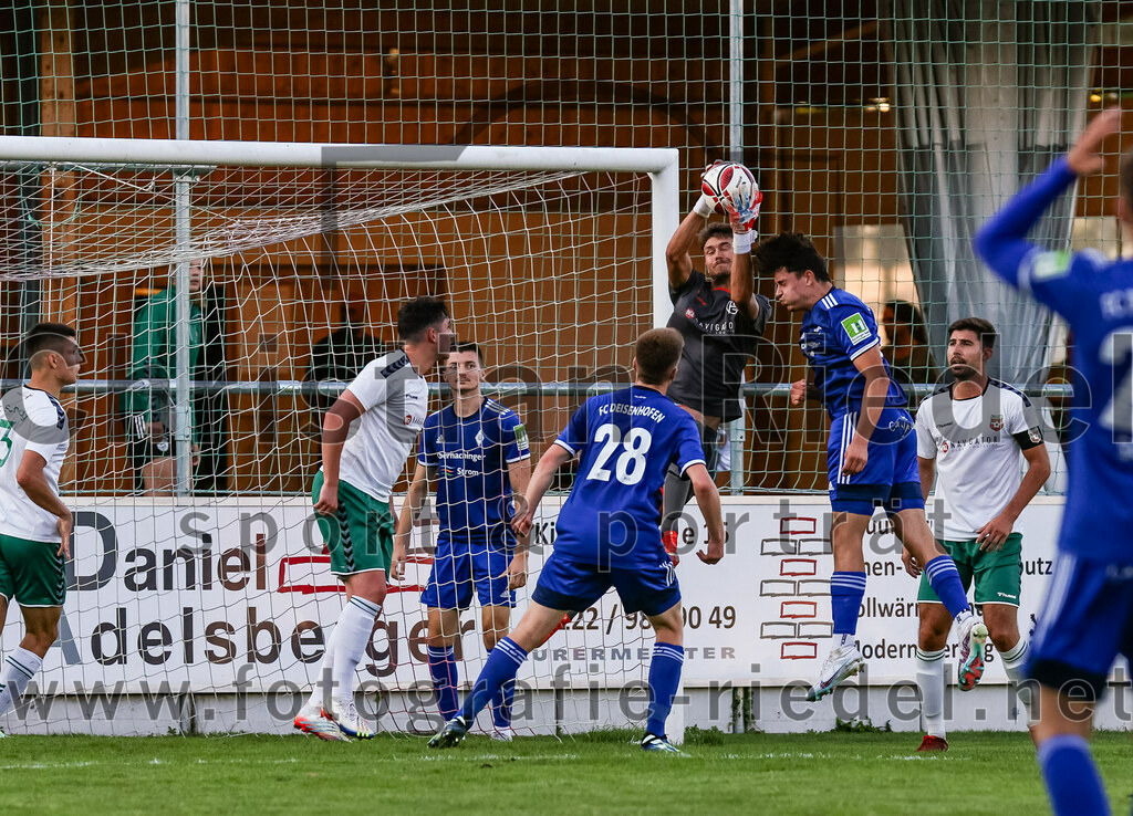 2023-08-01_091_FC_Schwaig_gegen_FC_Deisenhofen | Oberding, Deutschland, 01.08.2023:
Fußball, Toto-Pokal 2023 / 2024, 1. Spieltag, FC Schwaig gegen FC Deisenhofen, Endergebnis: 2:3

Georg Jungkunz (FC Deisenhofen, #28), Torwart Philipp Strunk (FC Schwaig, #30), Johannes Empl (FC Schwaig, #14)

Foto: Christian Riedel / fotografie-riedel.net