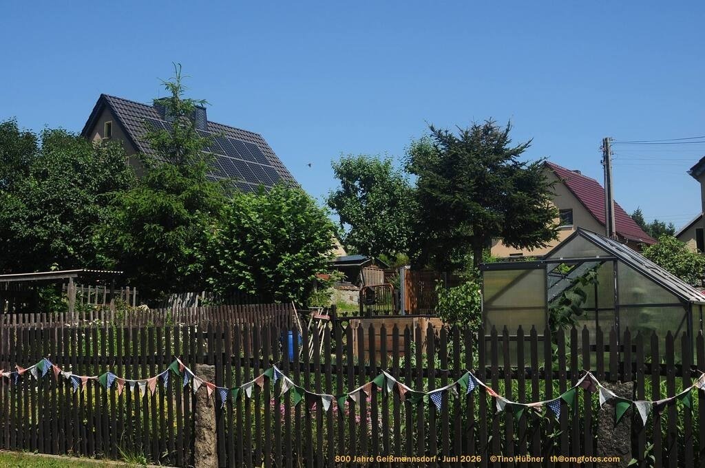 Geißmannsdorf-2026-Ortsbilder-569 | Geißmannsdorf bei Bischofswerda im Sommer 2026. Ein fotografischer Streifzug durch das Dorf Geißmannsdorf, mit Gebäuden, Straßen, Strohpuppen und geschmückten Vorgärten und Grundstücken anlässlich der 800-Jahr-Feier von Geißmannsdorf im Juni 2026 - Realisiert mit Pictrs.com