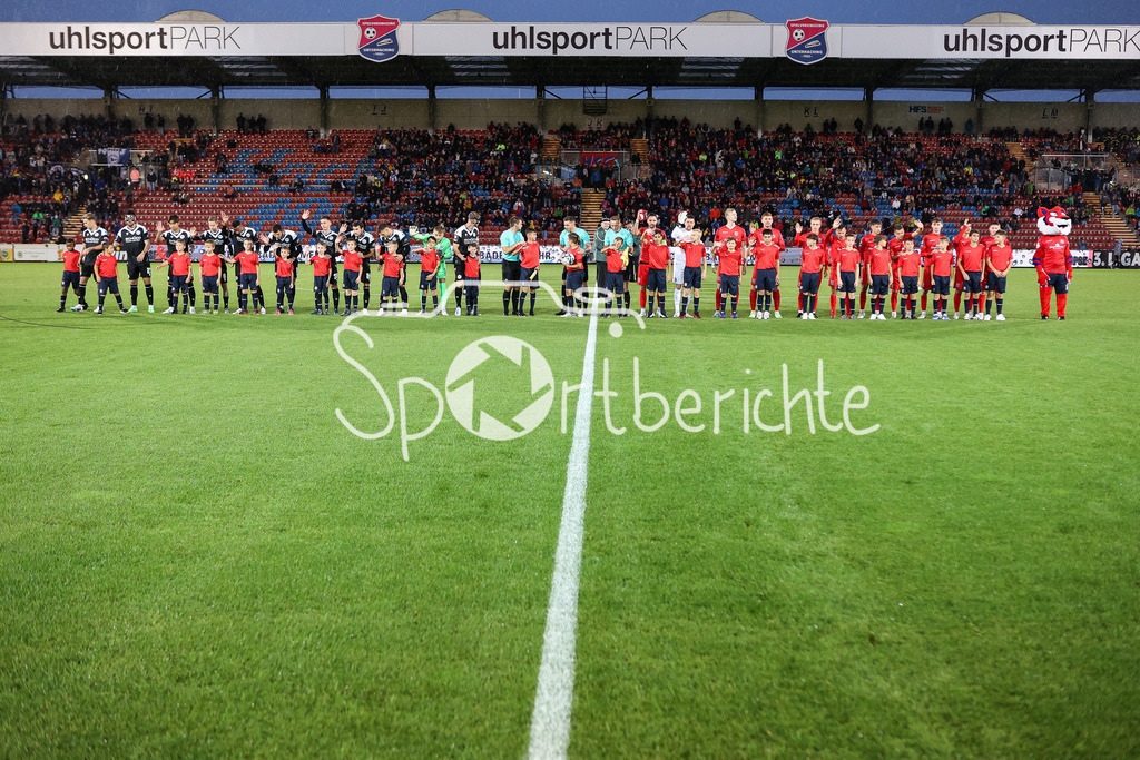 SpVgg Unterhaching - Arminia Bielefeld | Beide Mannschaften stehen vor Anpfiff an der Mittellinie / DFL REGULATIONS PROHIBIT ANY USE OF PHOTOGRAPHS AS IMAGE SEQUENCES AND/OR QUASI-VIDEO