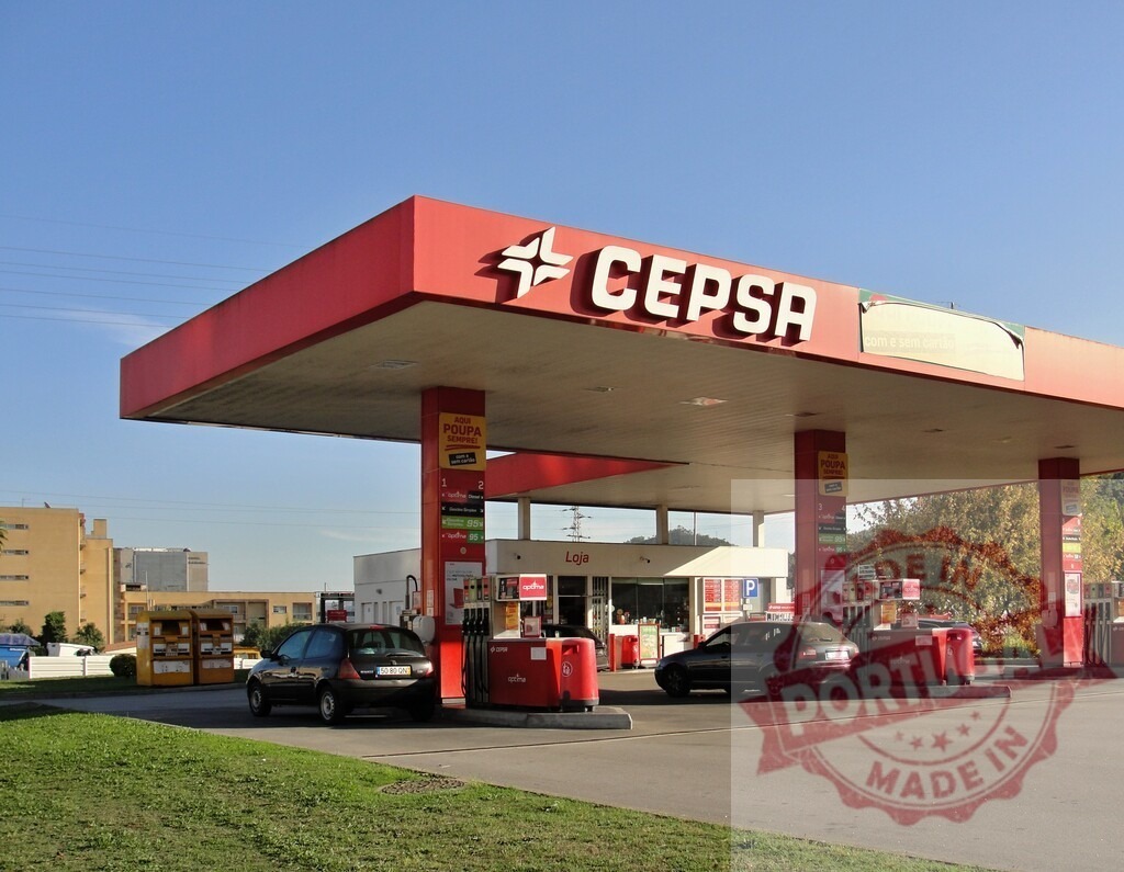 CEPSA gas station with cars refueling under blue sky | CEPSA service station with cars filling up at fuel pumps on a sunny day - Realisiert mit Pictrs.com