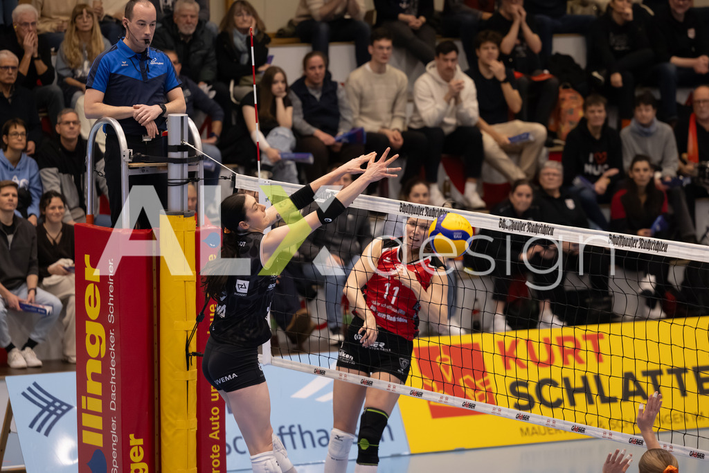 Volleyball I Frauen I Saison 2025-2026 I Volleyball NLA | Women I Round 16 I VC Kanti Schaffhausen - Viteos NUC I 31.01.2026 | 8 Attieh Gabrielle (CA) (Viteos NUC) – Außenangriff  //  11 Kateřina Holásková (CZ) (VC Kanti Schaffhausen) – Mitte - Realisiert mit Pictrs.com