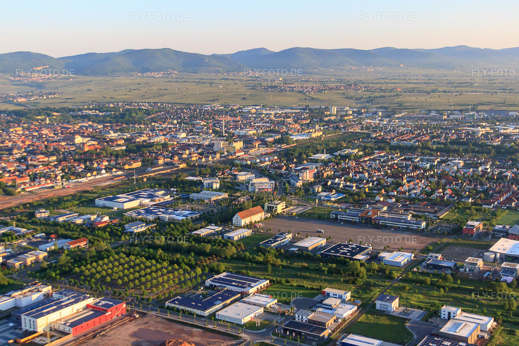 Luftbild: Messplatz im Ortsteil Queichheim in Landau im Bundesland Rheinland-Pfalz in Deutschland. Foto: IMG_64570.jpg vom 04.05.2014 durch Werner Riehm/FLY-FOTO.deAuflösung des Originals: 4752 x 3168 px