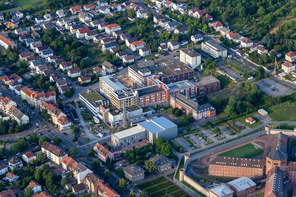 Luftbild: Fürst-Stirum-Klinik und Kliniken des Landkreises Karlsruhe gemeinnützige GmbH in Bruchsal im Bundesland Baden-Württemberg in Deutschland. Foto: IMG_133488.jpg vom 12.07.2022 durch Werner Riehm/FLY-FOTO.deWWW.FUERST-STIRUM-KLINIK.DE
