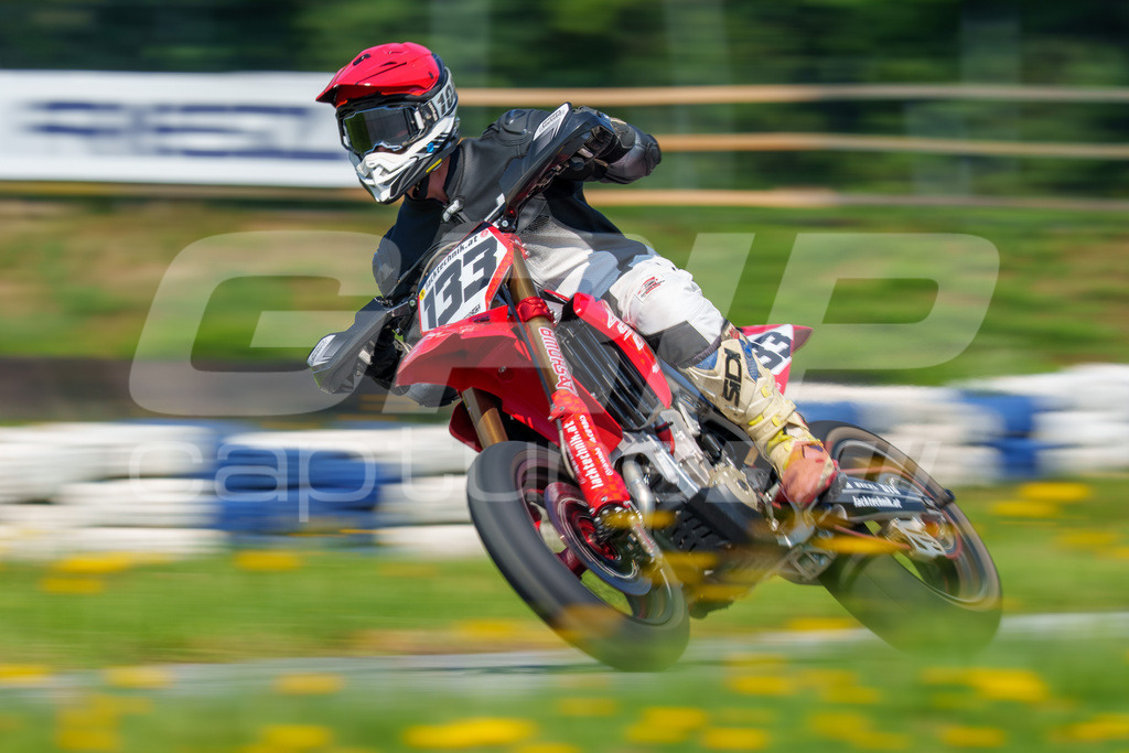 SuperMoto_Staatsmeisterschaft_Greinbach_337 | GRIPcapture steht für authentische Sportfotografie in Österreich – für Momente, die mehr sind als Geschwindigkeit oder Ergebnis. Es geht um Emotion, Spannung, Fokus und den Augenblick, der oft nur einen Wimpernschlag dauert.Ob Motorsport, Teamsport oder 